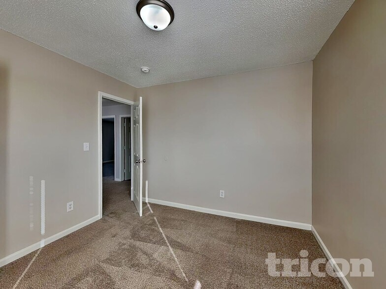 Building Photo - 676 Blue Meadow Dr