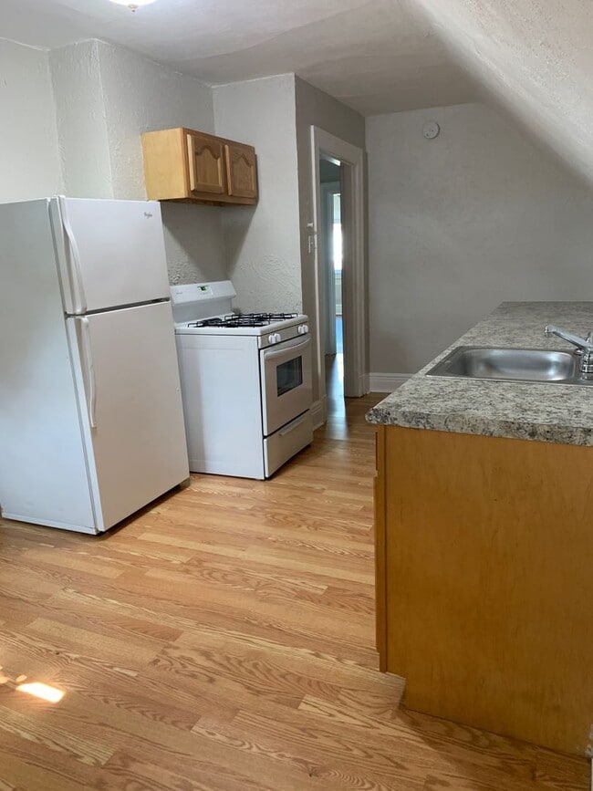 Building Photo - 1 Bedroom in Bellevue with Private deck!