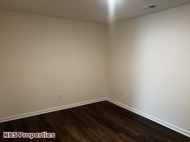 Building Photo - 935 Utopia Ln