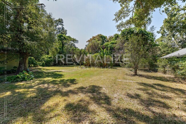 Building Photo - Brick 3BD 2BA with Large Private Yard!