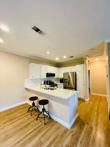 Building Photo - 40 Mesquite