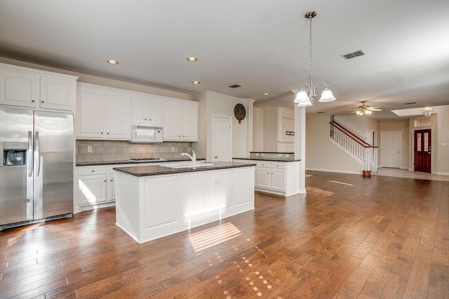 Building Photo - Amazing Town Home in Arlington Heights- We...