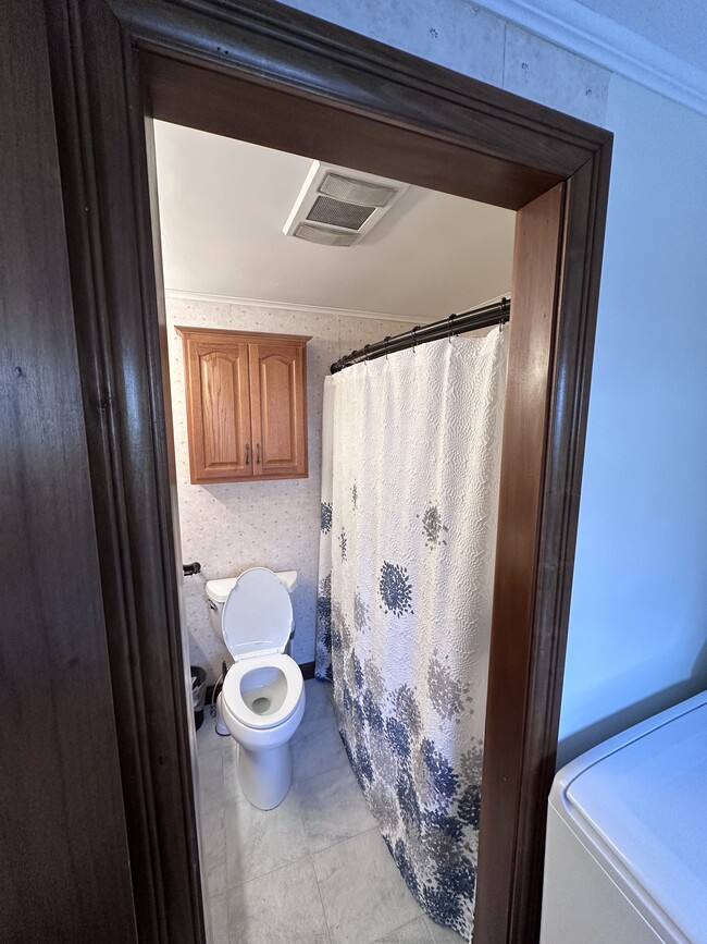 Building Photo - Walnut St.