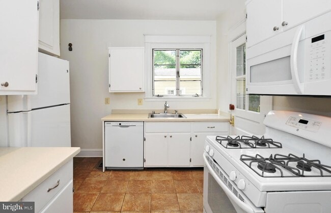 Building Photo - 3752 Kanawha St NW