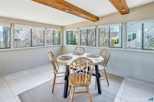 Building Photo - 855 Riverside Dr