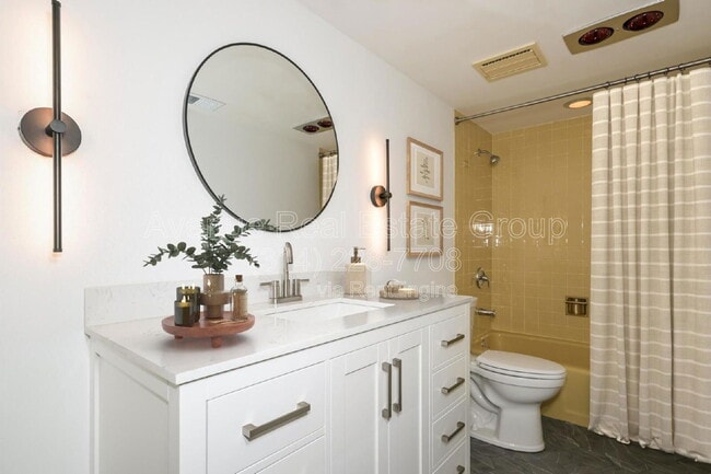 Building Photo - 590 Sarah Ln