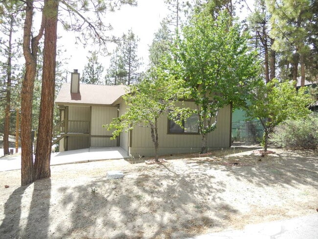 Building Photo - Charming 3-Bed, 2-Bath Home with 2-Car Gar...