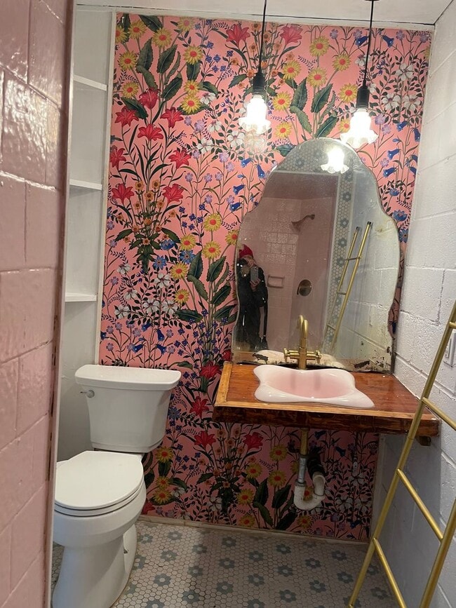 Building Photo - Adorable cottage!