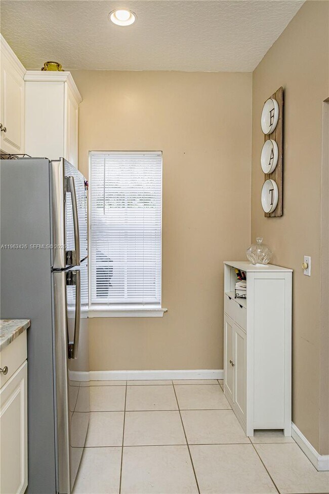 Building Photo - 1651 Hawthorne Pl