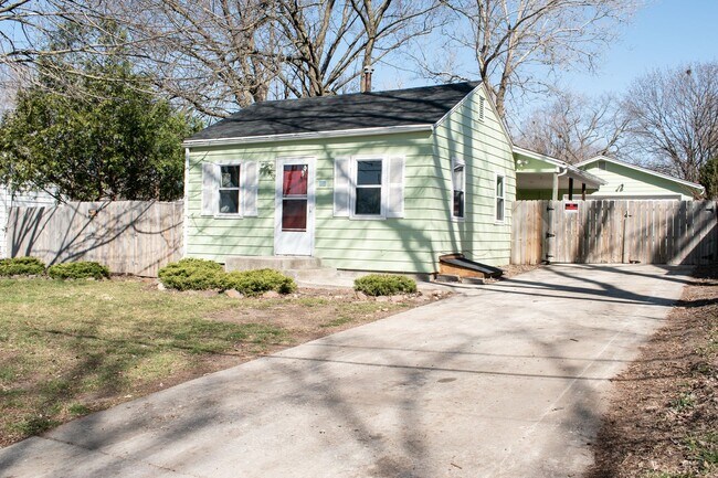 Building Photo - Cozy 1 Bedroom with 2 stall garage