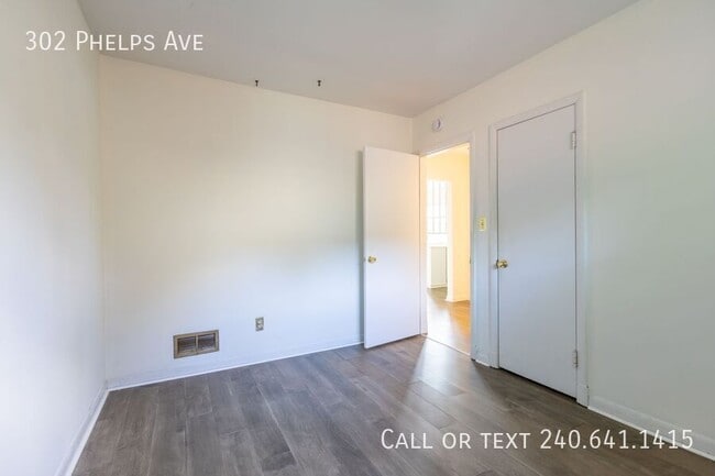 Building Photo - 302 Phelps Ave