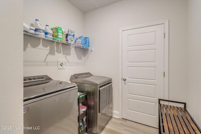 Building Photo - 4937 Fern Dr