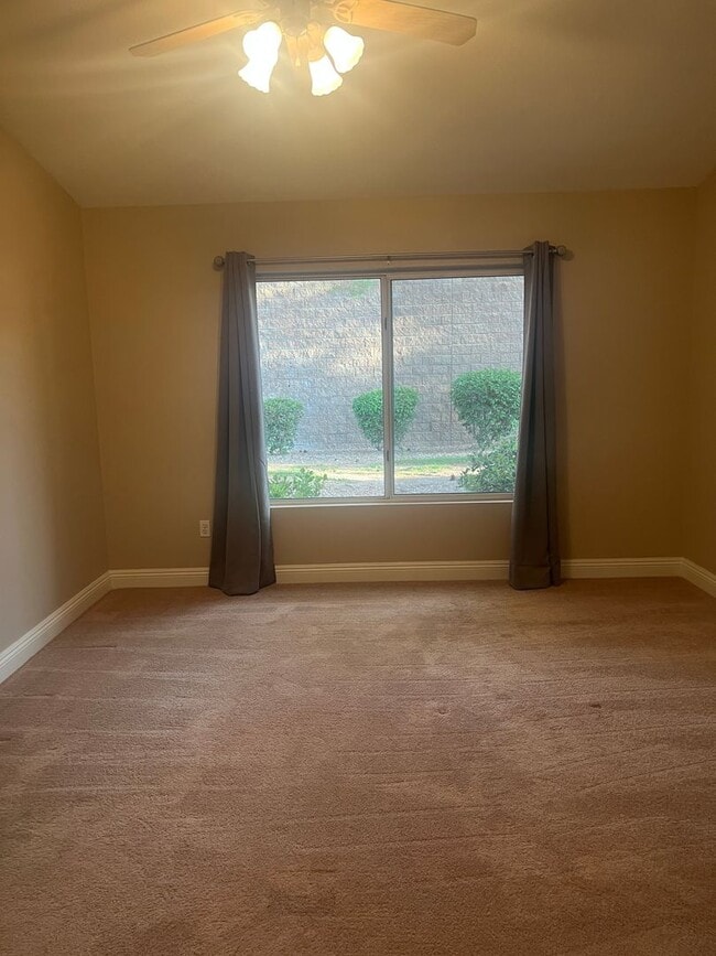 Building Photo - Beautiful Attached Dual Townhouse
