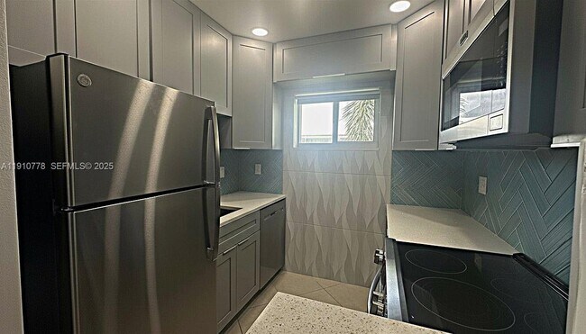 Building Photo - 2170 NE 51st Ct