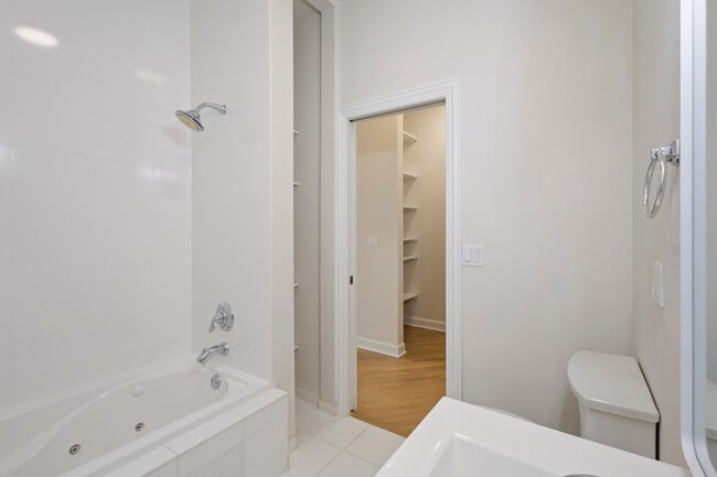 Building Photo - 6505 S Woodlawn Ave