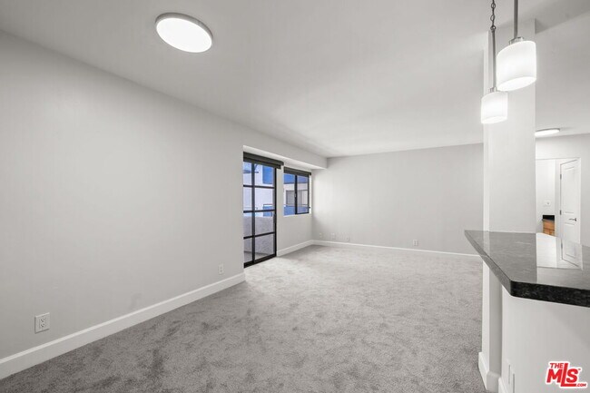 Building Photo - 10982 Roebling Ave