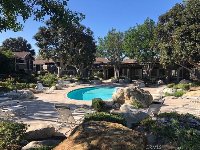 Building Photo - 21 Streamwood-