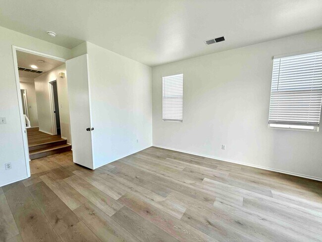 Building Photo - Gated Community - Updated Harbor City Townhouse - 3 bed / 2.5 bath