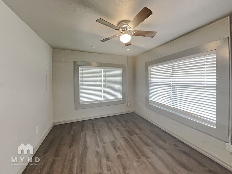 Building Photo - 320 N Main St