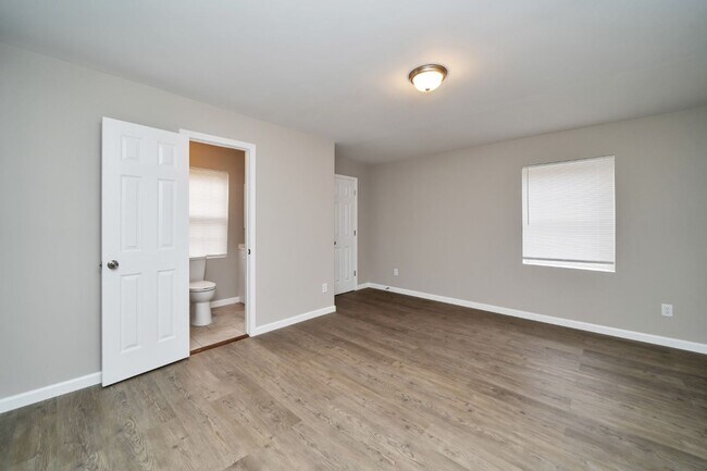 Building Photo - Beautifully Renovated 4BR/2.5BA with Large Yard in Graysville