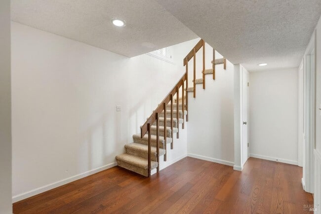 Building Photo - 121 Knoll Pl