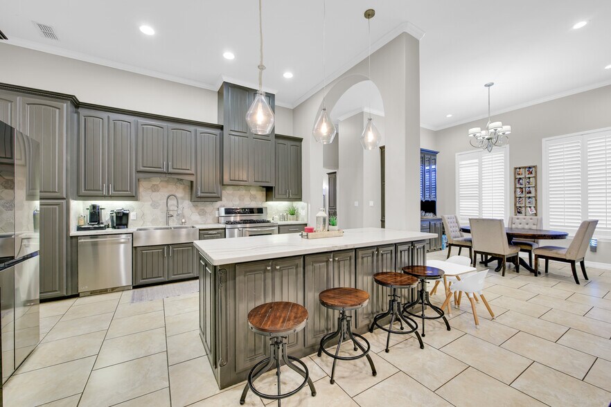 Building Photo - 5706 N 3rd Ln