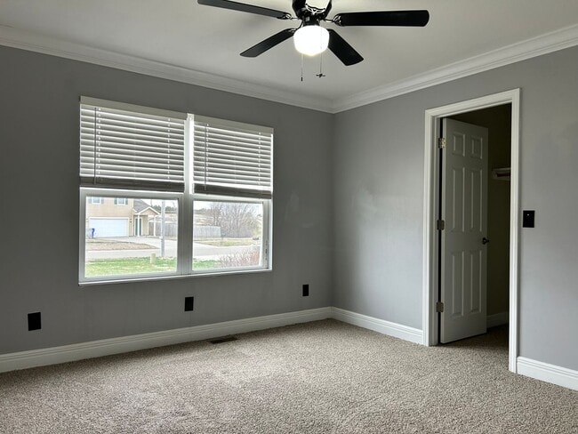 Building Photo - Large Beautiful Home!