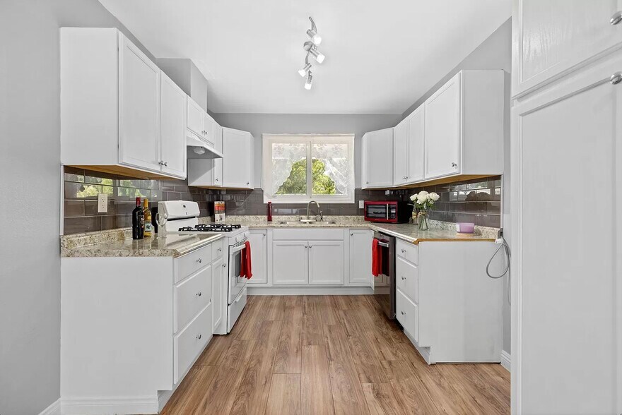 Kitchen - 14172 Osborne St