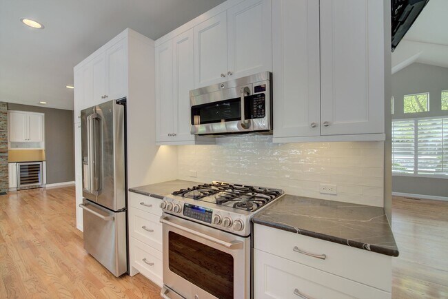 Building Photo - 4Bd/2.5Ba Sammamish Home