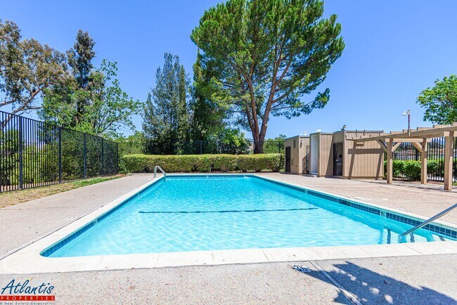 Building Photo - Spacious Evergreen Townhouse | New Interio...