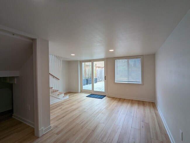 Building Photo - 4 br, 3 bath House - 2350 Boyer Ave E