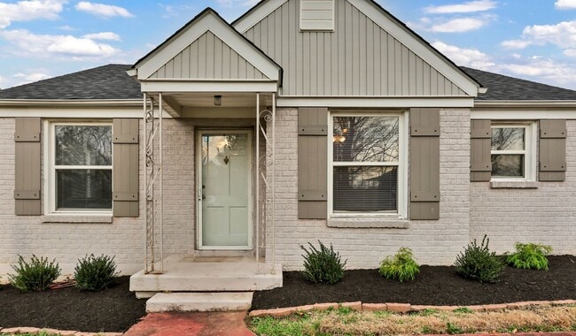 Building Photo - Conveniently Located off Memorial Dr! Lovely 2 Bed 1 Bath Home!