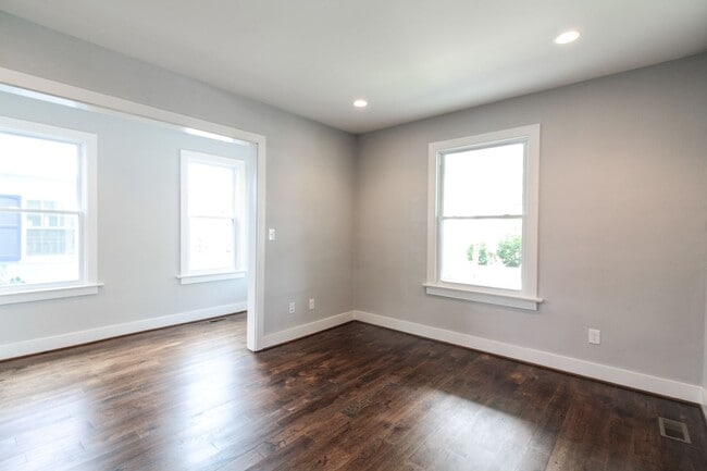 Building Photo - Gorgeous Brookland Townhouse | 4200 sqft 6 Bd 3.5 bth | Yard | 3 Porches