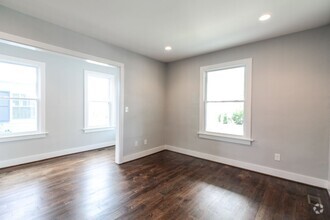 Building Photo - Gorgeous Renovated 6 Bed with Yard in hear...