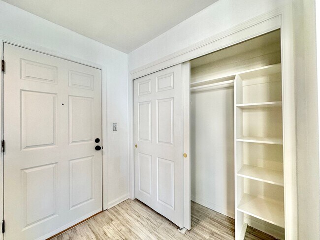 Building Photo - Epic REA: Bright Top Floor Corner Studio w...