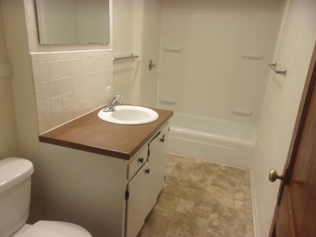 2nd floor bath - 906 Mechanic St