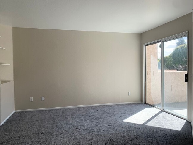Building Photo - Fashion Hills 2 bedroom, 2 bath with 2 car garage!