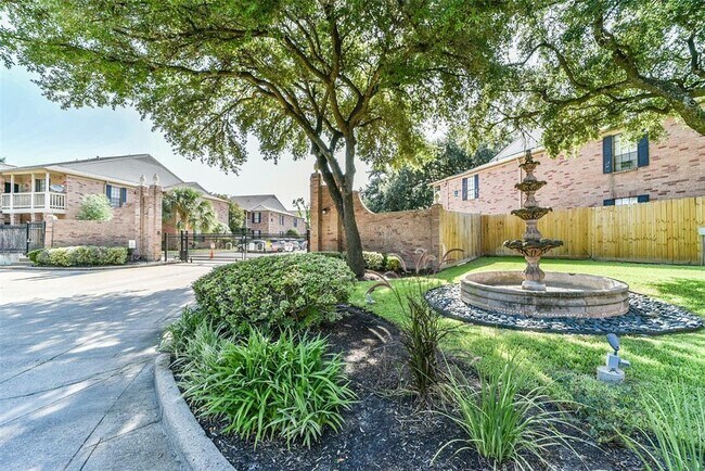 Building Photo - 2255 Braeswood Park Dr