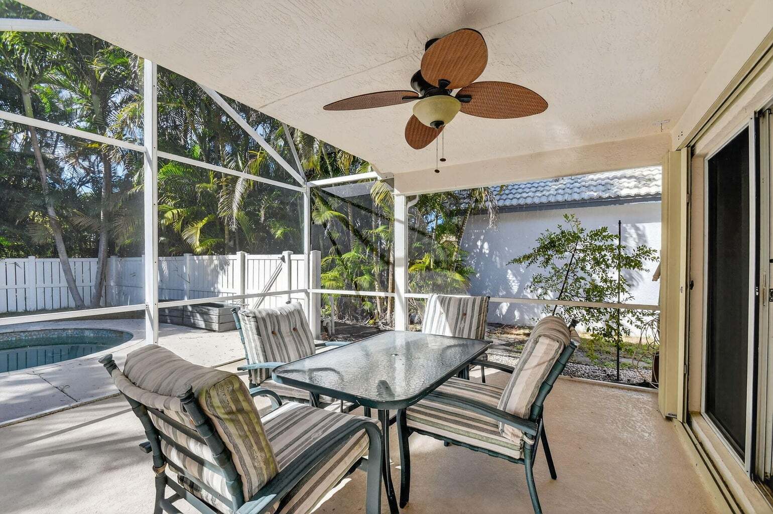 Building Photo - 2725 Pointe Cir