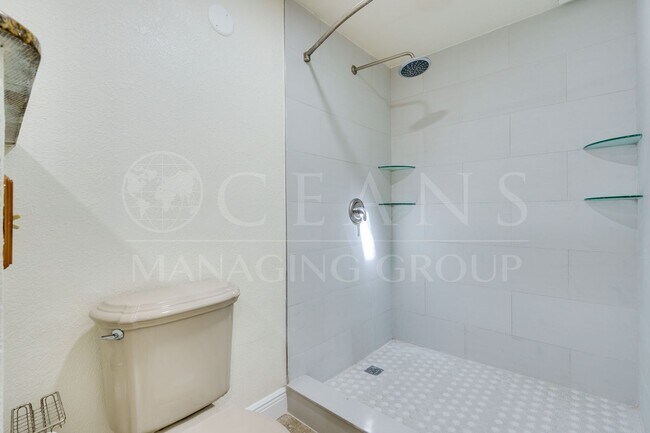 Building Photo - Convenient, Updated, and Plenty of Room fo...
