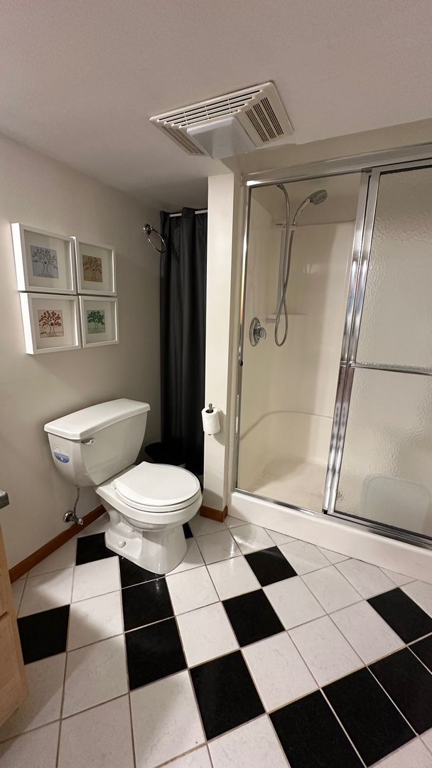 Building Photo - Rare Find! Spacious 1 Bed Apartment – Priv...