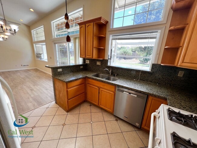 Building Photo - $5800 - Spacious 5 Beds 4 baths with large...