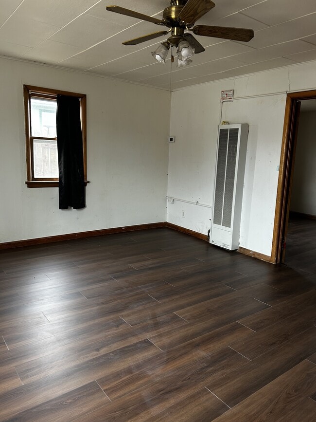 Building Photo - 413 W 5th St