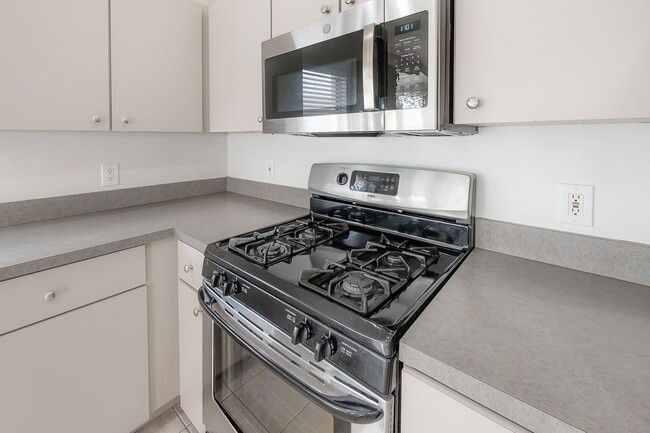 Building Photo - Brandon - 3 Bedroom 2 Bath Home in Gated C...