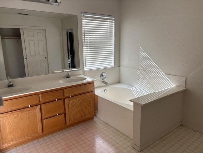 Building Photo - 4 bedroom 3 bathroom home with bedroom and...