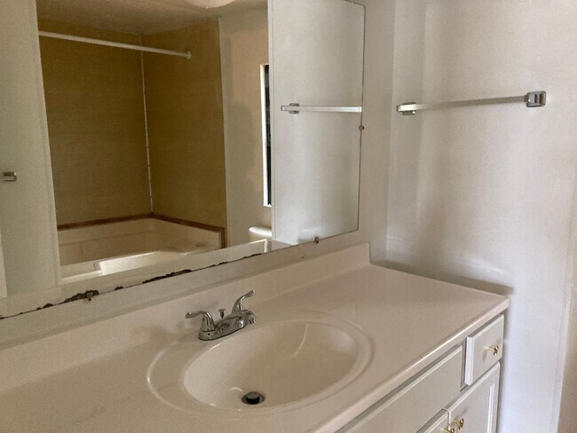 Building Photo - 3 bdrm / 2 bath