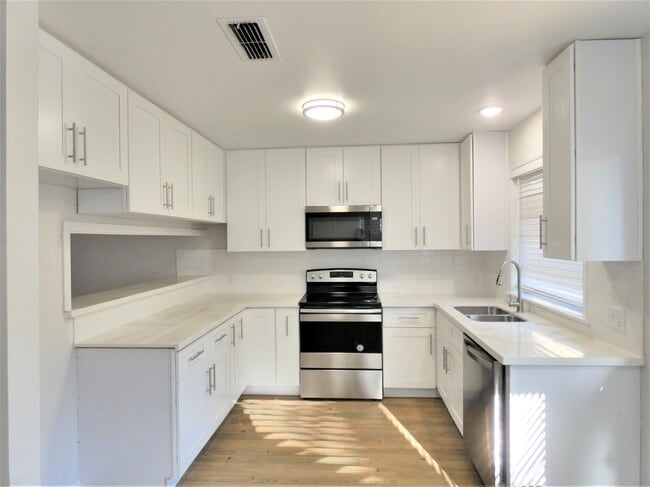 Building Photo - 606 Golfview Dr