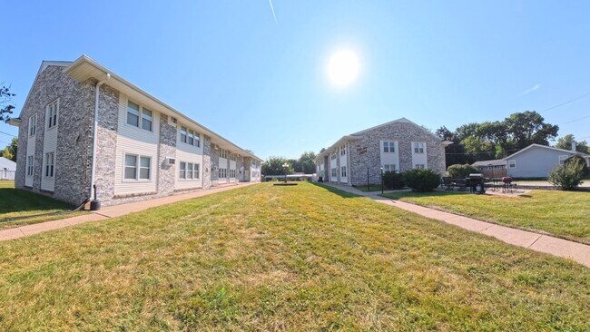 Building Photo - 405 SW Elm St