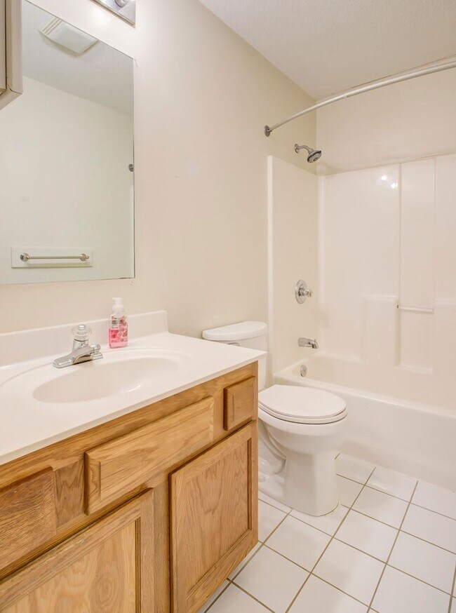 Building Photo - 3 Bedroom / 2.5 Bath Condo - Johnson City, TN