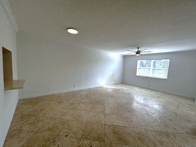 Building Photo - Large 1 Bedroom 1.5 Bath Condo - Steps from Fort Lauderdale Beach!